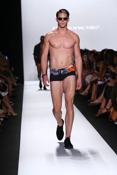 Model walks the runway at Carmen Marc Valvo — Stock Photo, Image