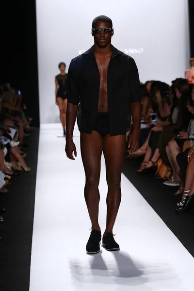 Modelo camina por la pasarela en Carmen Marc Valvo — Foto de Stock