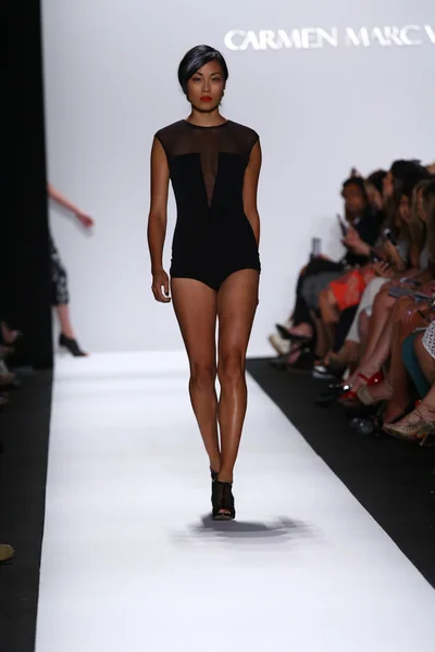 Modelo camina por la pasarela en Carmen Marc Valvo —  Fotos de Stock