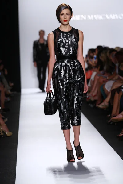 Model walks the runway at Carmen Marc Valvo — Stock Photo, Image