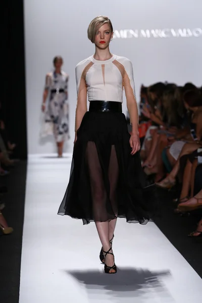 Modelo camina por la pasarela en Carmen Marc Valvo — Foto de Stock