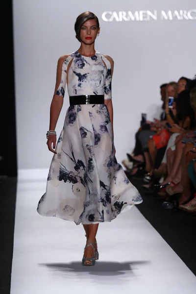 Model walks the runway at Carmen Marc Valvo — Stock Photo, Image