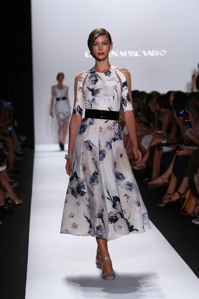 Model walks the runway at Carmen Marc Valvo — Stock Photo, Image