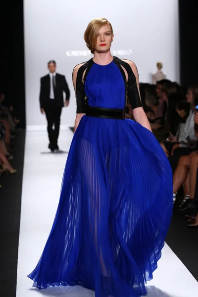 Model walks the runway at Carmen Marc Valvo — Stock Photo, Image