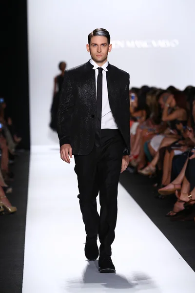 Model walks the runway at Carmen Marc Valvo — Stock Photo, Image