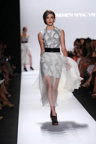 Model walks the runway at Carmen Marc Valvo — Stock Photo, Image