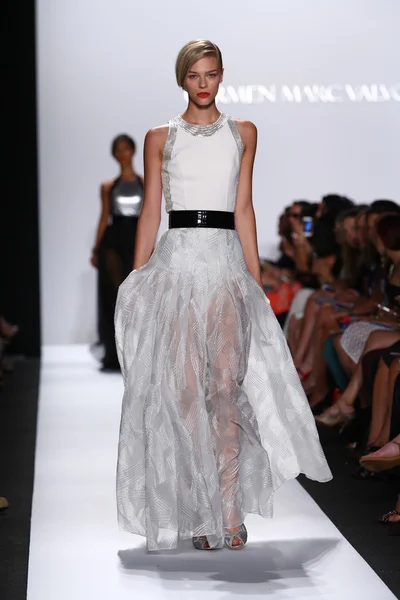 Model walks the runway at Carmen Marc Valvo — Stock Photo, Image