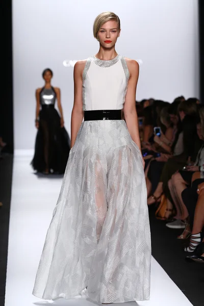 Model walks the runway at Carmen Marc Valvo — Stock Photo, Image