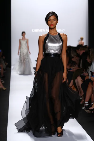 Model walks the runway at Carmen Marc Valvo — Stock Photo, Image