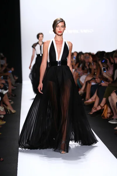 Model walks the runway at Carmen Marc Valvo — Stock Photo, Image