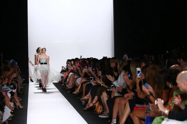 Models walk the runway finale at Carmen Marc Valvo — Stock Photo, Image