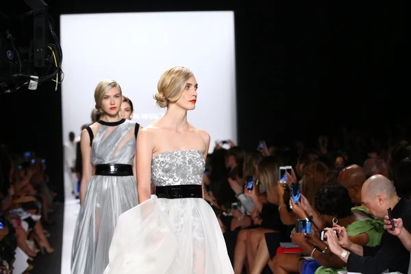 Models walk the runway finale at Carmen Marc Valvo — Stock Photo, Image