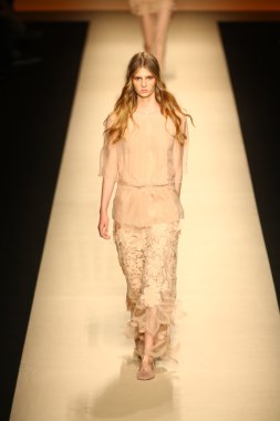 modeli pist alberta ferretti gösterisi sırasında yürür.