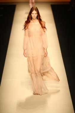 modeli pist alberta ferretti gösterisi sırasında yürür.