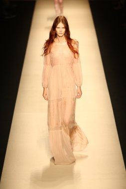 modeli pist alberta ferretti gösterisi sırasında yürür.