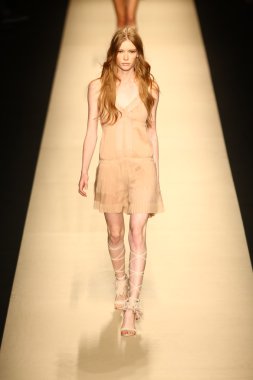 modeli pist alberta ferretti gösterisi sırasında yürür.