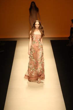 modeli pist alberta ferretti gösterisi sırasında yürür.