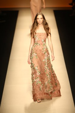 modeli pist alberta ferretti gösterisi sırasında yürür.