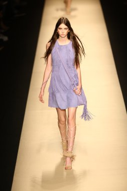 modeli pist alberta ferretti gösterisi sırasında yürür.