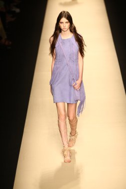 modeli pist alberta ferretti gösterisi sırasında yürür.