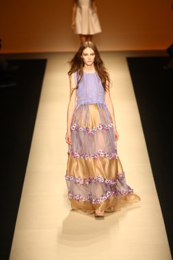 modeli pist alberta ferretti gösterisi sırasında yürür.