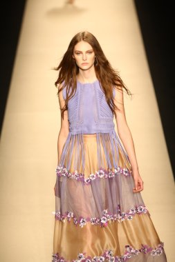 modeli pist alberta ferretti gösterisi sırasında yürür.