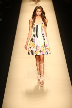 modeli pist alberta ferretti gösterisi sırasında yürür.