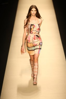 modeli pist alberta ferretti gösterisi sırasında yürür.