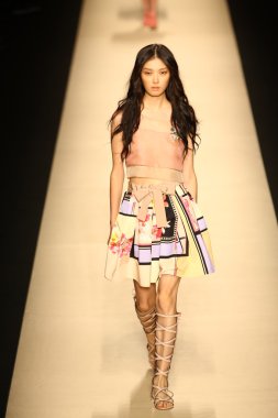 modeli pist alberta ferretti gösterisi sırasında yürür.