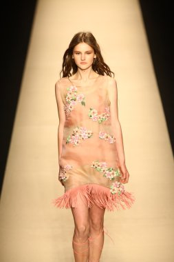 modeli pist alberta ferretti gösterisi sırasında yürür.