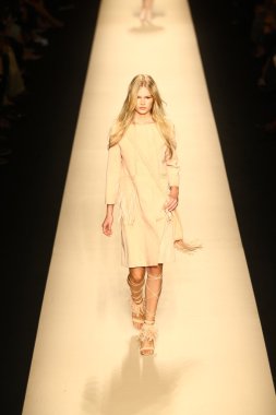 modeli pist alberta ferretti gösterisi sırasında yürür.