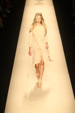 modeli pist alberta ferretti gösterisi sırasında yürür.