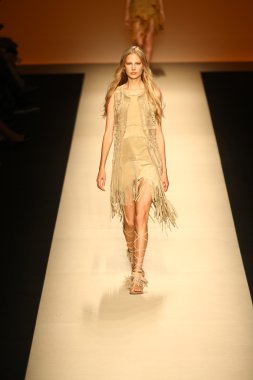 modeli pist alberta ferretti gösterisi sırasında yürür.