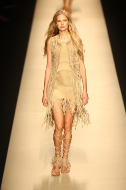 modeli pist alberta ferretti gösterisi sırasında yürür.