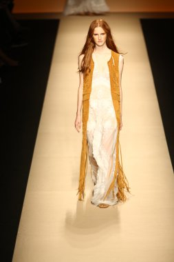 modeli pist alberta ferretti gösterisi sırasında yürür.