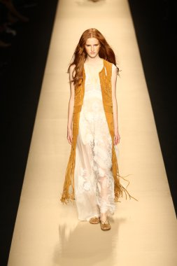 modeli pist alberta ferretti gösterisi sırasında yürür.