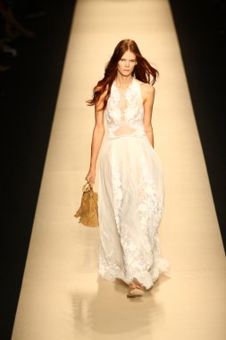 modeli pist alberta ferretti gösterisi sırasında yürür.