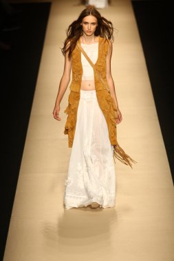 modeli pist alberta ferretti gösterisi sırasında yürür.