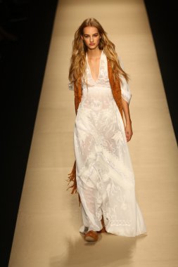 modeli pist alberta ferretti gösterisi sırasında yürür.