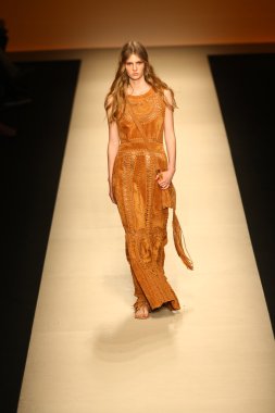 modeli pist alberta ferretti gösterisi sırasında yürür.