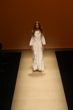 modeli pist alberta ferretti gösterisi sırasında yürür.