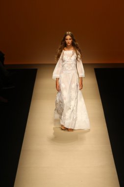 modeli pist alberta ferretti gösterisi sırasında yürür.