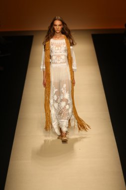 modeli pist alberta ferretti gösterisi sırasında yürür.