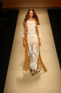 modeli pist alberta ferretti gösterisi sırasında yürür.