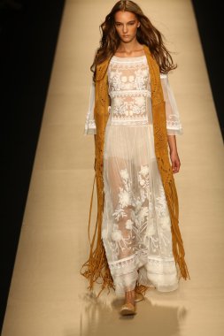 modeli pist alberta ferretti gösterisi sırasında yürür.