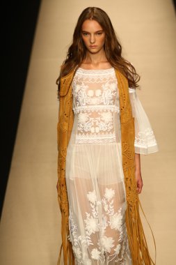 modeli pist alberta ferretti gösterisi sırasında yürür.