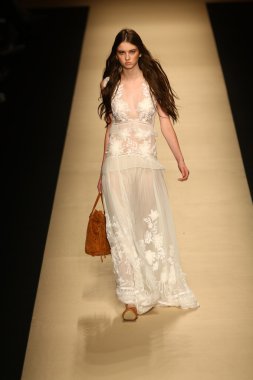 modeli pist alberta ferretti gösterisi sırasında yürür.