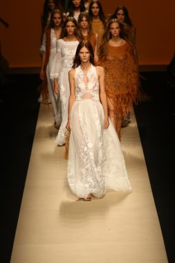 modelleri pist finale alberta ferretti gösterisi sırasında yürümek.