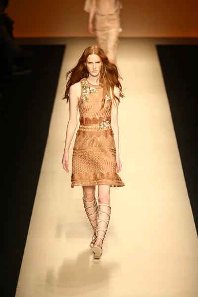 Model walks the runway during the Alberta Ferretti show — Stock Photo, Image