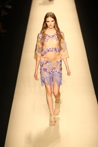 Model walks the runway during the Alberta Ferretti show — Stock Photo, Image